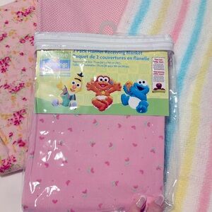 🆕 Sesame Beginnings Baby 2 Pack Flannel Receiving Blankets Plus 3 Used Blankets